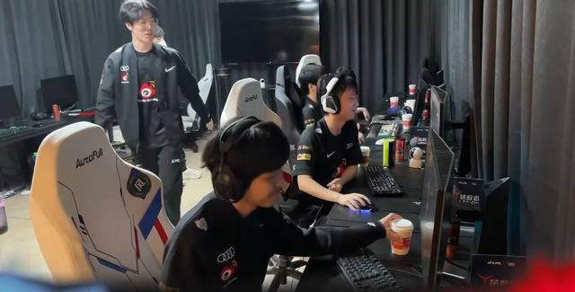 包含Doinb爆冷击败巴塞罗那，惊险取胜引爆全场！的词条