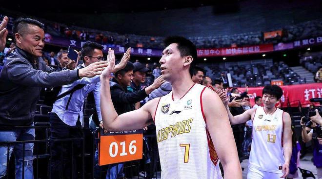 体育赛事金州勇士训练开放日；赛后更衣室发声引欢呼；CBA季后赛在即；年轻球员得到机会的简单介绍